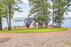 Luxe Home w/ Panoramic Greers Ferry Lake Views