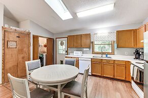 Cozy Franklin Retreat w/ Deck - 5 Mi to Downtown!