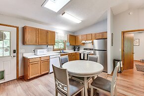 Cozy Franklin Retreat w/ Deck - 5 Mi to Downtown!