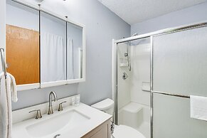 Cozy Franklin Retreat w/ Deck - 5 Mi to Downtown!