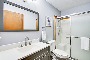 Cozy Franklin Retreat w/ Deck - 5 Mi to Downtown!