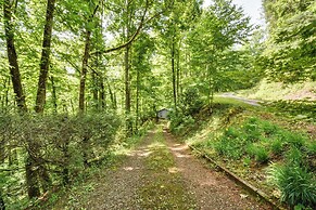 Cozy Franklin Retreat w/ Deck - 5 Mi to Downtown!