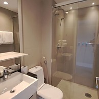 Pinheiros Silver I Modern Studio in Faria Lima