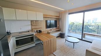 Pinheiros Silver I Modern Studio in Faria Lima