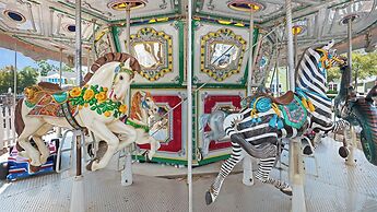 Spacious 3b/3b, Sleeps 6, Lakeview, Beach Access!