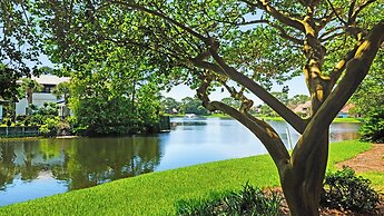 Spacious 3b/3b, Sleeps 6, Lakeview, Beach Access!