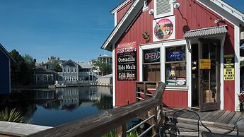 Spacious 3b/3b, Sleeps 6, Lakeview, Beach Access!