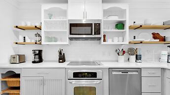 Spacious 3b/3b, Sleeps 6, Lakeview, Beach Access!