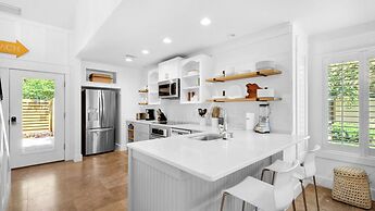 Spacious 3b/3b, Sleeps 6, Lakeview, Beach Access!