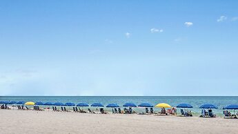 Spacious 3b/3b, Sleeps 6, Lakeview, Beach Access!