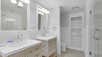 Spacious 3b/3b, Sleeps 6, Lakeview, Beach Access!