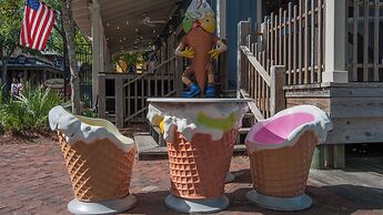 Spacious 3b/3b, Sleeps 6, Lakeview, Beach Access!