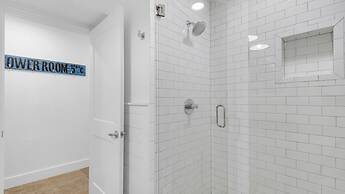 Spacious 3b/3b, Sleeps 6, Lakeview, Beach Access!