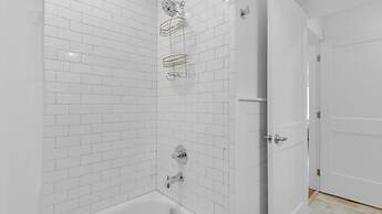 Spacious 3b/3b, Sleeps 6, Lakeview, Beach Access!