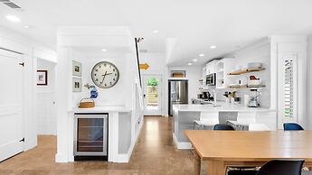 Spacious 3b/3b, Sleeps 6, Lakeview, Beach Access!