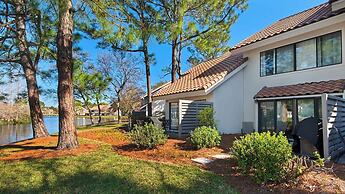 Spacious 3b/3b, Sleeps 6, Lakeview, Beach Access!