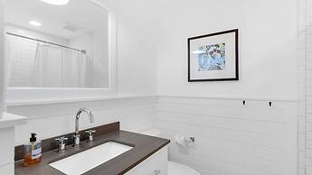 Spacious 3b/3b, Sleeps 6, Lakeview, Beach Access!