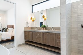 Lagoon Life Beach House 7 Bedroom Home