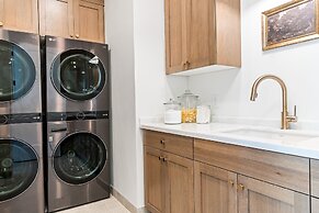 Lagoon Life Beach House 7 Bedroom Home