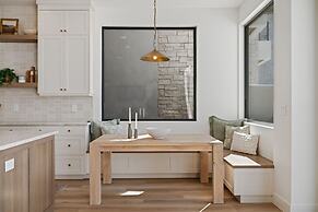 Lagoon Life Beach House 7 Bedroom Home