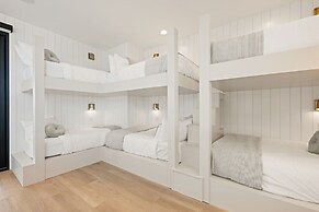 Lagoon Life Beach House 7 Bedroom Home