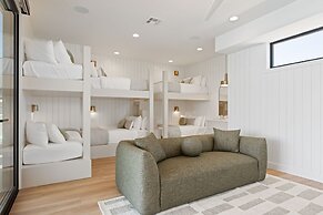 Lagoon Life Beach House 7 Bedroom Home