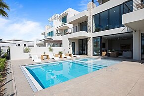 Lagoon Life Beach House 7 Bedroom Home