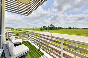 Modern Lake Charles Condo w/ Balcony: 7 Mi to Dtwn