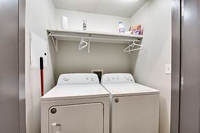 Modern Lake Charles Condo w/ Balcony: 7 Mi to Dtwn