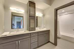 Modern Lake Charles Condo w/ Balcony: 7 Mi to Dtwn