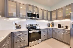 Modern Lake Charles Condo w/ Balcony: 7 Mi to Dtwn