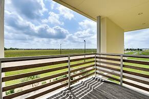 Modern Lake Charles Condo w/ Balcony: 7 Mi to Dtwn