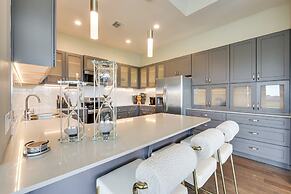 Modern Lake Charles Condo w/ Balcony: 7 Mi to Dtwn