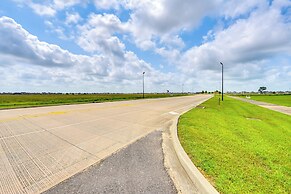 Modern Lake Charles Condo w/ Balcony: 7 Mi to Dtwn