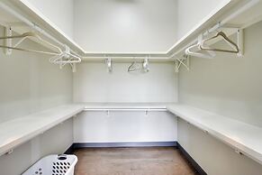 Modern Lake Charles Condo w/ Balcony: 7 Mi to Dtwn