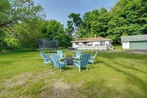 Lakefront Home in Hartford: Hot Tub, Kayaks & Dock