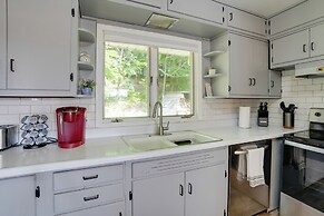 Lakefront Home in Hartford: Hot Tub, Kayaks & Dock