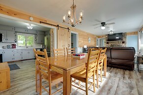 Lakefront Home in Hartford: Hot Tub, Kayaks & Dock