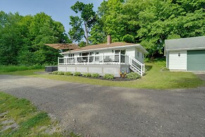 Lakefront Home in Hartford: Hot Tub, Kayaks & Dock