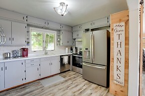 Lakefront Home in Hartford: Hot Tub, Kayaks & Dock