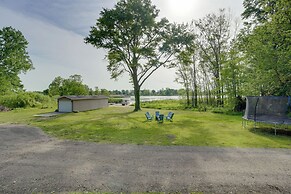 Lakefront Home in Hartford: Hot Tub, Kayaks & Dock