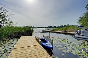 Lakefront Home in Hartford: Hot Tub, Kayaks & Dock