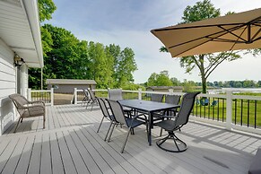 Lakefront Home in Hartford: Hot Tub, Kayaks & Dock