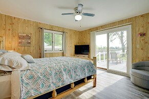 Lakefront Home in Hartford: Hot Tub, Kayaks & Dock