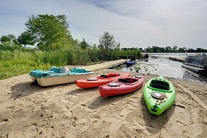 Lakefront Home in Hartford: Hot Tub, Kayaks & Dock