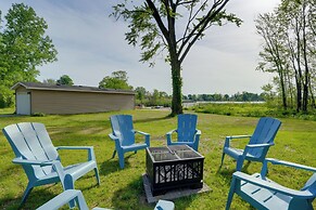 Lakefront Home in Hartford: Hot Tub, Kayaks & Dock