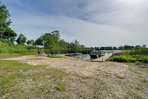 Lakefront Home in Hartford: Hot Tub, Kayaks & Dock