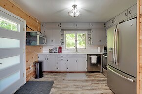 Lakefront Home in Hartford: Hot Tub, Kayaks & Dock