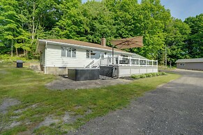 Lakefront Home in Hartford: Hot Tub, Kayaks & Dock