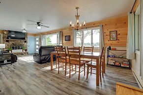 Lakefront Home in Hartford: Hot Tub, Kayaks & Dock